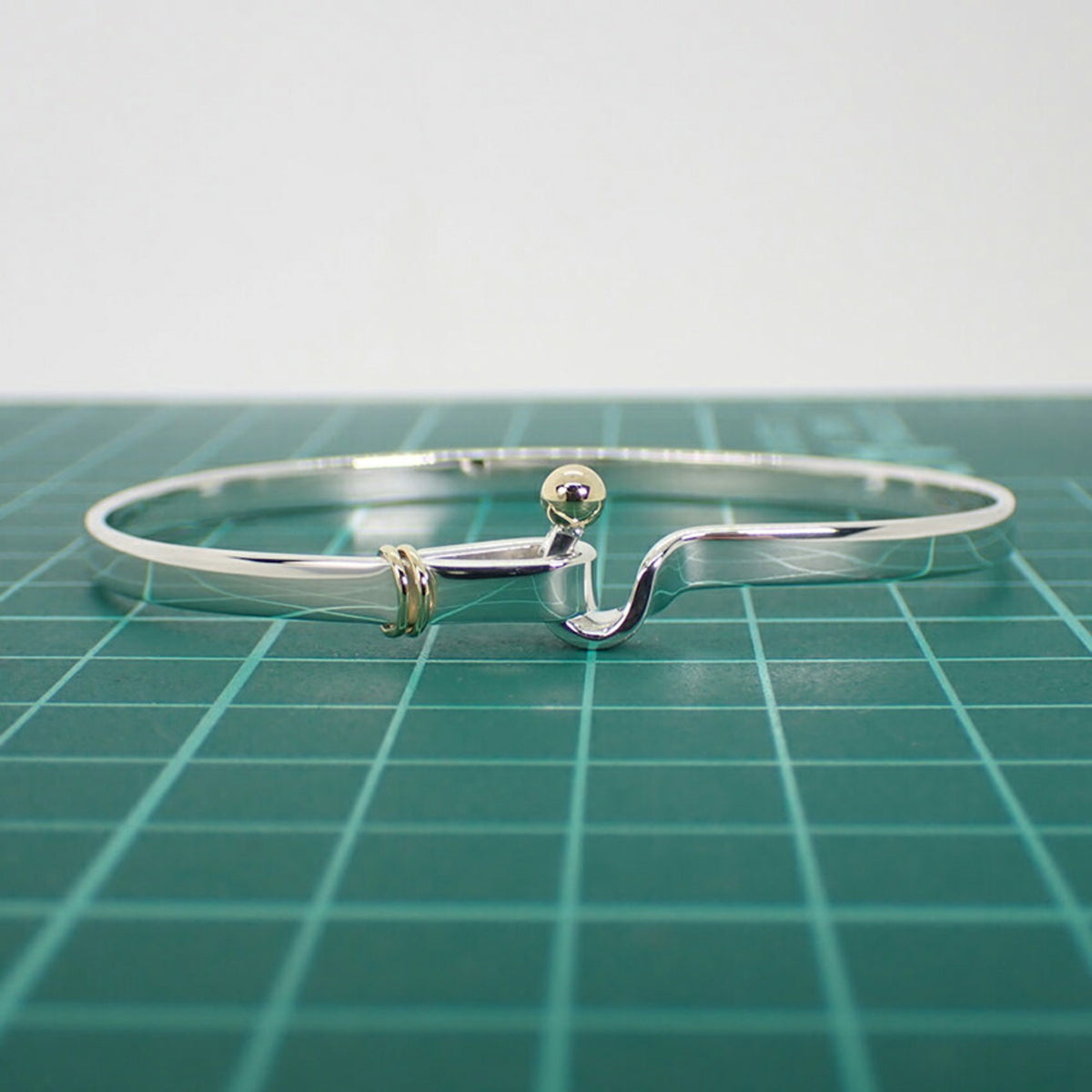 SV925 750 Hook & Eye Bangle G97375