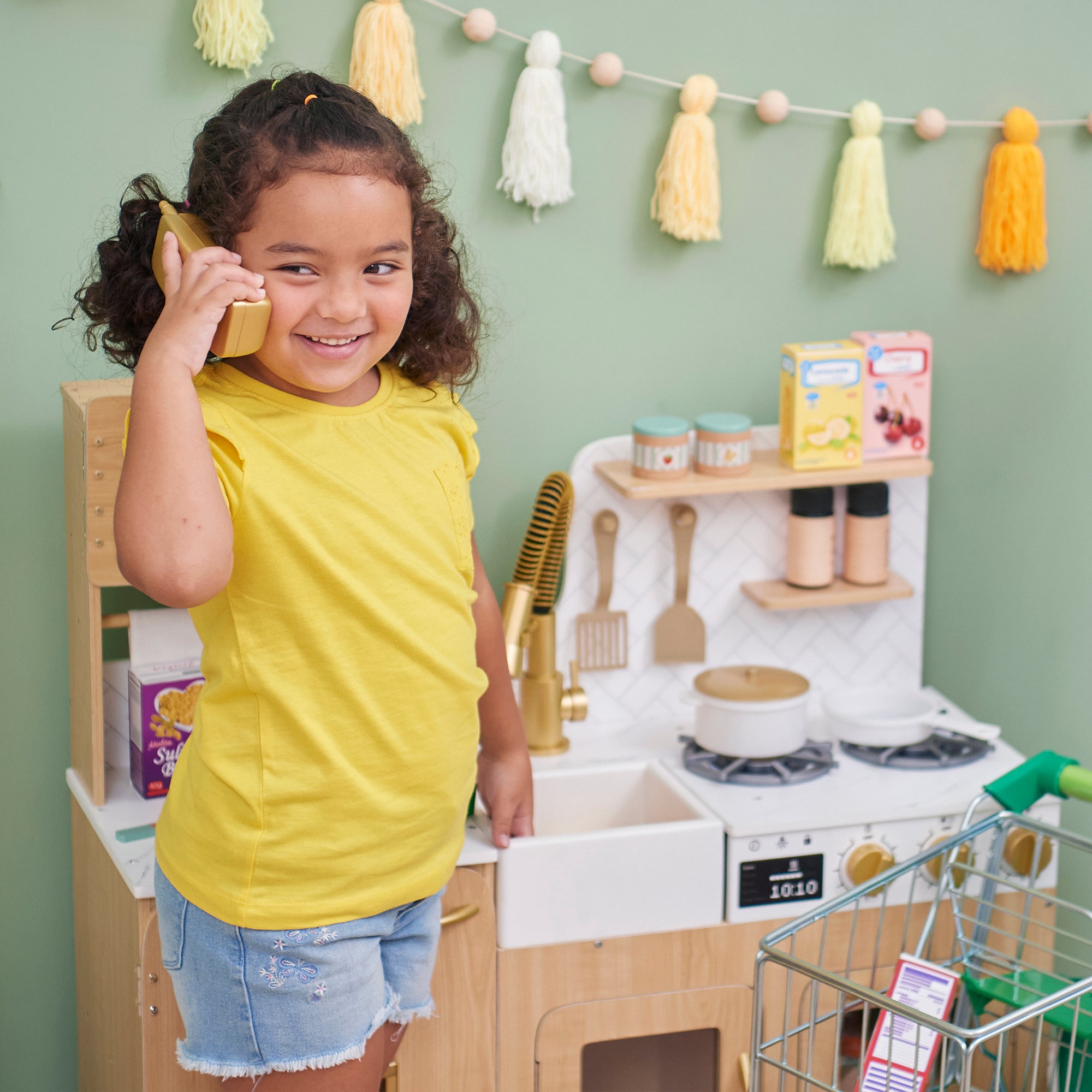 Medium Play Kitchen with Kitchen Accessories, Light Oak/White V895